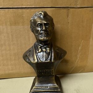 Bronze Sculpture Classic Dignified Rich